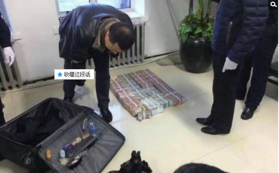 京華時(shí)報(bào)訊昨天凌晨1點(diǎn)左右，黑龍江省密山市一銀行金庫(kù)發(fā)生搶劫案。一名身穿迷彩服男子準(zhǔn)備劫取現(xiàn)金時(shí)被發(fā)現(xiàn)，致一名金庫(kù)值守人員死亡，隨后棄款而逃。目前，該男子尚未歸案，案件正在全力偵辦中。