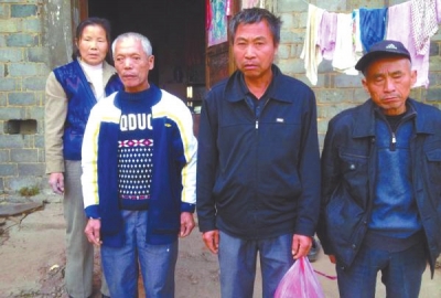 已被判死緩、在獄中服刑的4個(gè)村民的家人一直在為兒子喊冤。圖片來(lái)自網(wǎng)絡(luò)