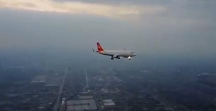 操縱無人機(jī)拍攝客機(jī)飛行