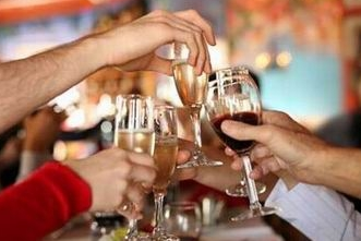 男子拼酒憋爆食管 你還敢這樣喝酒嗎？(組圖)