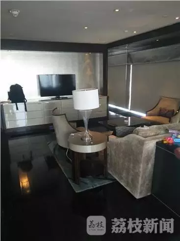 何女士稱當(dāng)時(shí)自己正在換衣服，順眼看了一下窗外，就看到了幾個(gè)人影，其中一個(gè)人拿著手機(jī)，三個(gè)男的朝這邊望。何女士表示，剛開始還以為是出現(xiàn)了幻覺，后來發(fā)現(xiàn)，玻璃中的映射人影就是隔壁房間的住客。