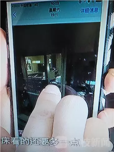 酒店前廳負(fù)責(zé)人李經(jīng)理：我們?nèi)ピ儐栠^，警察也詢問過，警察有錄音，他說他沒有錄像，第一個(gè)人說肯定沒有錄像，第二個(gè)人沒有口頭保證。對(duì)于何女士反映的晚間玻璃外墻變成“鏡子”反光的情況子。負(fù)責(zé)人表示，在客人入住酒店的時(shí)候，酒店工作人員一般會(huì)對(duì)客人進(jìn)行提醒，要求客人將房間的窗紗全部關(guān)閉，不過這一說法卻遭到了何女士的否認(rèn)。酒店前廳負(fù)責(zé)人李經(jīng)理稱，這個(gè)雙層玻璃的設(shè)計(jì)是環(huán)保設(shè)計(jì)，冬暖夏涼，如果是單層冬天會(huì)非常冷。