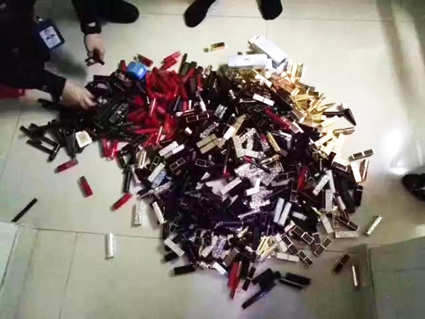 民警搜查出來的口紅。