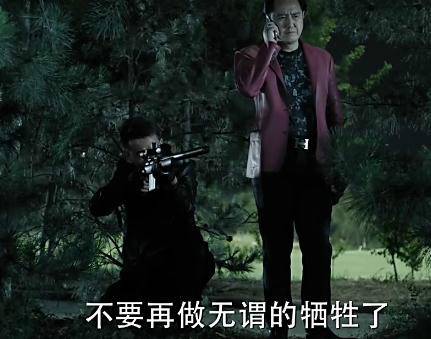 《人民的名義》原著小說(shuō)有這么一段：趙瑞龍要找殺手殺了侯亮平，結(jié)果趙瑞龍的三姐發(fā)話：侯亮平要是死了趙瑞龍也要死!這就說(shuō)明了大boss趙立春沒把握在侯死后的各方反應(yīng)中護(hù)住兒子趙瑞龍，因此，這就告訴了讀者，侯亮平的背景絕對(duì)不比趙立春差!