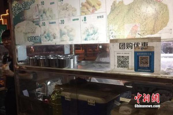 不少小商販都用上掃碼支付。中新網(wǎng) 吳濤 攝