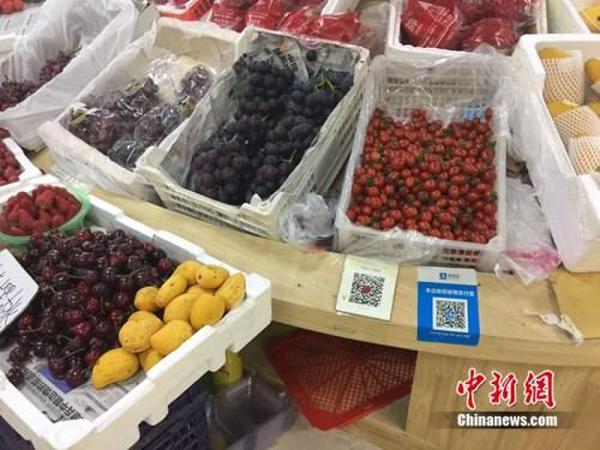 某水果攤，收款二維碼貼在顯眼位置。中新網(wǎng) 吳濤 攝