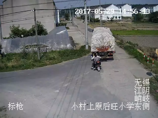男子遭大貨車碾壓致死 監(jiān)控還原最后10秒 男子遭大貨車碾壓致死 監(jiān)控還原最后10秒