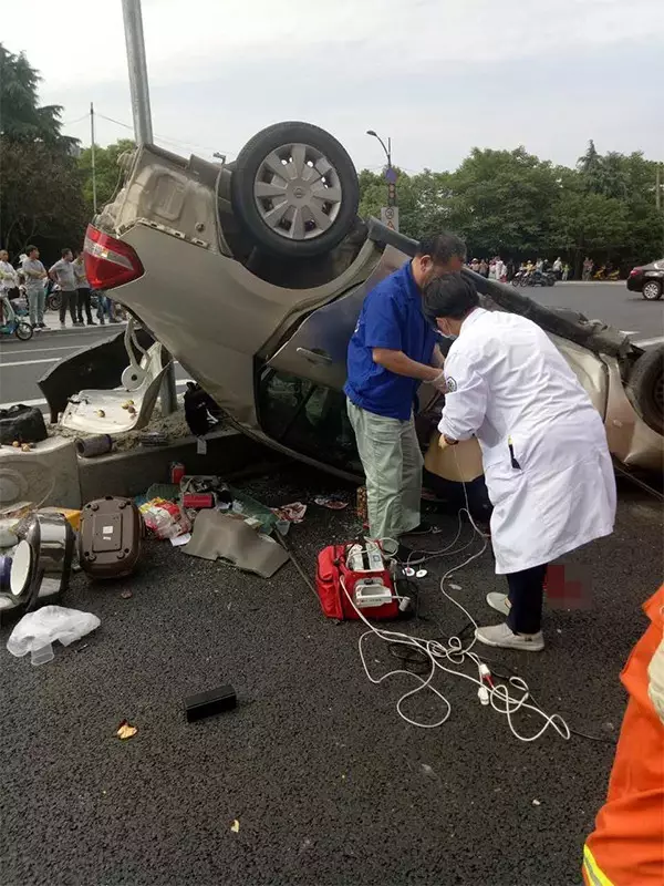 不值！小車四腳朝天司機(jī)身亡 死者只為偷幾罐奶粉