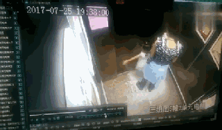 家長(zhǎng)只顧低頭看手機(jī) 小女孩乘坐電梯手被門(mén)縫夾住