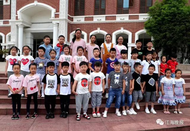  （一年級(jí)新生13對(duì)雙胞胎和初一新生4對(duì)雙胞胎一起合影。）