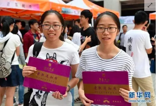 雙胞胎新生董悅爾、董聽