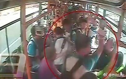 視頻截圖：青島男子嫌讓座慢腳踹掌摑學(xué)生。圖片來(lái)源：青島市公安局市北分局官方微博