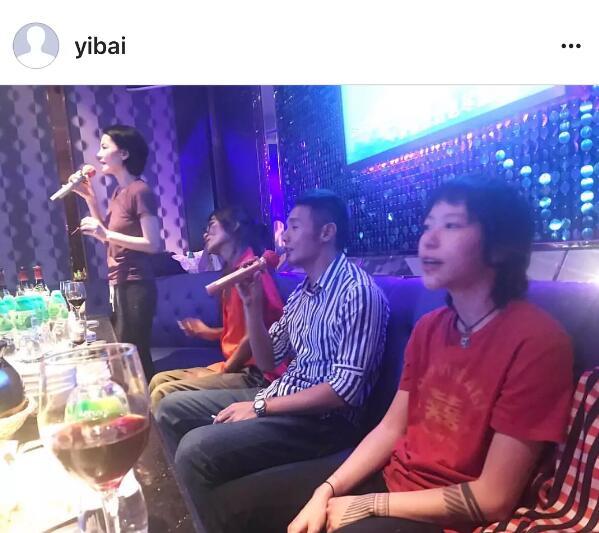 王菲母女跟李榮浩一起唱K，竇靖童的表情亮了