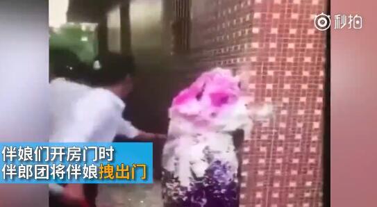 據(jù)澎湃新聞消息，近日廣東江門(mén)開(kāi)平某村又現(xiàn)惡俗婚鬧。男方兄弟團(tuán)去接新娘的時(shí)候，先用彩帶對(duì)著姐妹團(tuán)狂噴，后來(lái)甚至有人用滅火器直接噴伴娘面部，害的伴娘差點(diǎn)被送進(jìn)醫(yī)院。