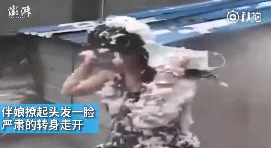 視頻中可以看到，雖然伴娘事先有穿雨衣防備，但在被伴郎團(tuán)圍攻時(shí)，雨衣被拔下，更過(guò)分的是，有人還用滅火器直接對(duì)著她的臉噴。后來(lái)伴娘好像是生氣了，撩起頭發(fā)一臉嚴(yán)肅的轉(zhuǎn)身走開(kāi)。