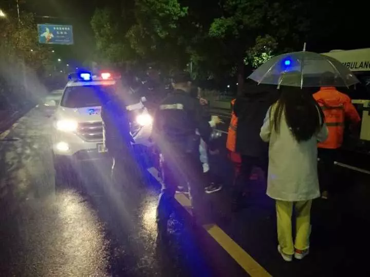 今天凌晨，杭州一對(duì)環(huán)衛(wèi)工夫婦被車撞進(jìn)錢塘江