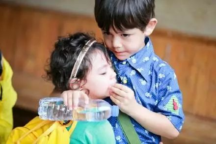 95后哥哥曬捉弄妹妹日常走紅 網(wǎng)友:妹妹撿來(lái)的吧