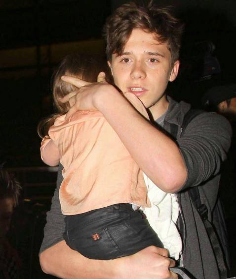 95后哥哥曬捉弄妹妹日常走紅 網(wǎng)友:妹妹撿來(lái)的吧