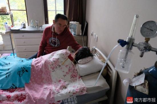 氧氣的轟隆聲，一刻不停地在這個(gè)家里“吵”了九年多。（羅逸爵 攝）