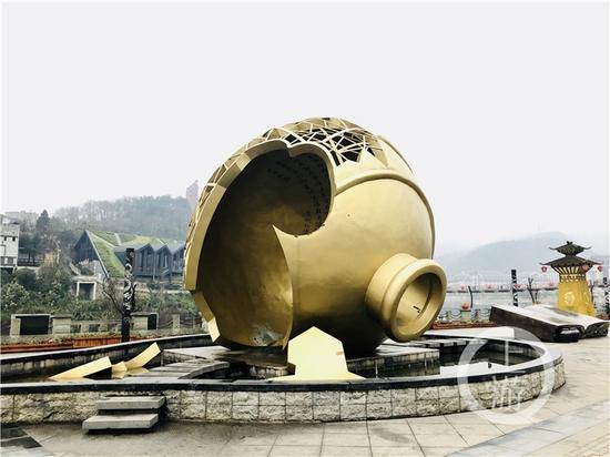 △茅臺(tái)鎮(zhèn)1915廣場(chǎng)著名的“壇碎”雕塑。