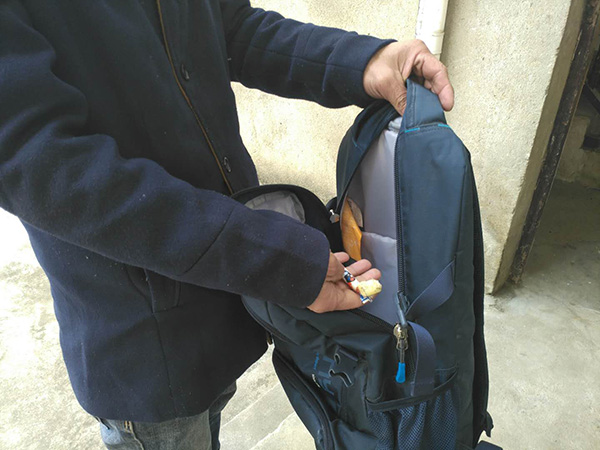 羅正宇的藍色背包，只剩下一塊錢和一顆大白兔奶糖。