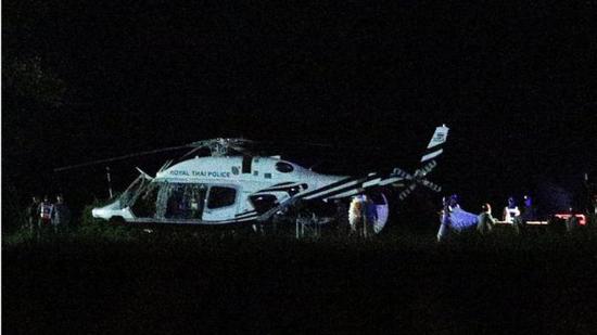 直升機(jī)護(hù)送被救少年。（圖：路透社）