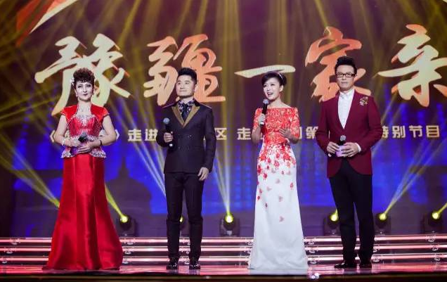 主持人：白燕升、龐曉戈、關(guān)楓、熱娜·古麗（從右到左）