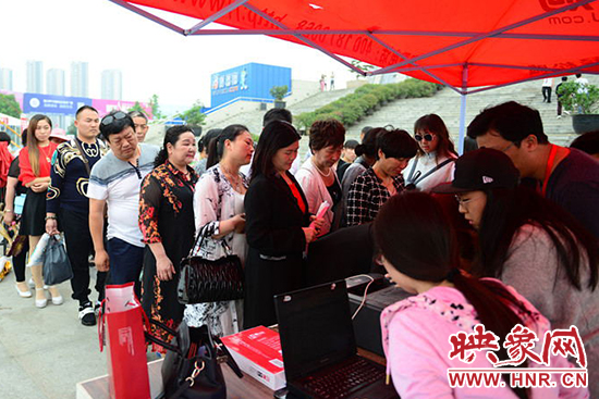 海選現(xiàn)場(chǎng)報(bào)名人數(shù)眾多