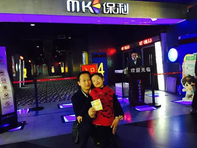 再來看兩個(gè)萌娃，表情都好有戲！