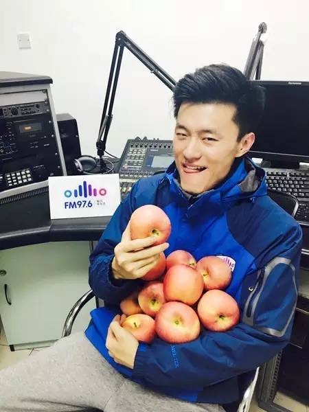 要不你跟我一身裸吧？來嘛來嘛……