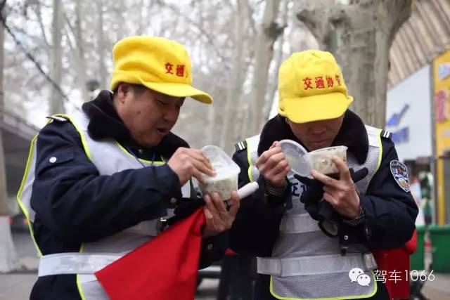 1066小分隊(duì)和志愿者來到金水路文化路，給這里執(zhí)勤的交警和協(xié)管送去暖心餃子。