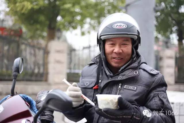 1066小分隊(duì)來到紫荊山（摩的司機(jī)、出租車司機(jī)、市民)，給他們送去餃子。