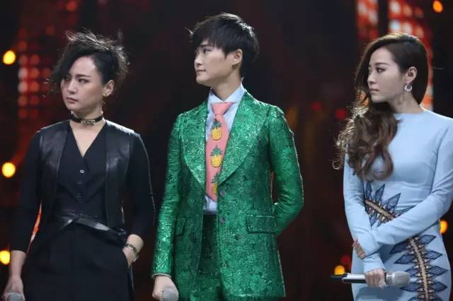 李宇春、周筆暢、張靚穎湖南臺跨年晚會同框