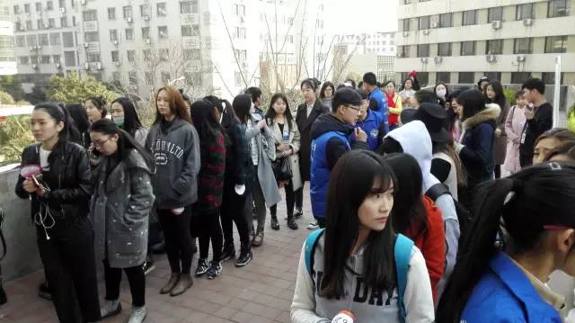 還沒開始時大家已經(jīng)開始有序排隊了，棒棒噠！