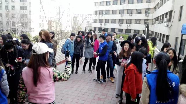 還沒開始時大家已經(jīng)開始有序排隊了，棒棒噠！