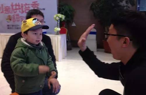 老楊你真心的是童心未泯啊，來(lái)，跟叔叔Give Me Five！