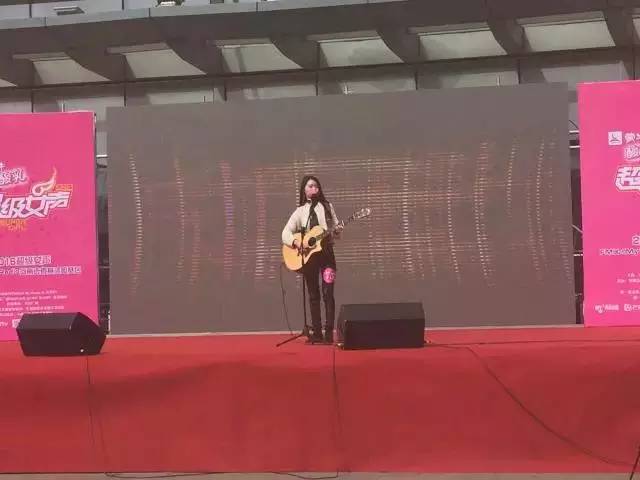 第一位自彈自唱的女生，魅力無法阻擋！