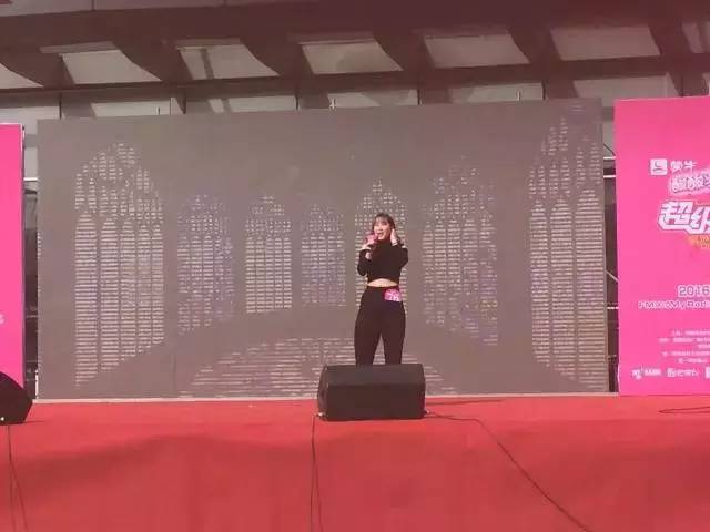 這pose一看就是在飆高音，猜猜看她唱的是哪首歌？