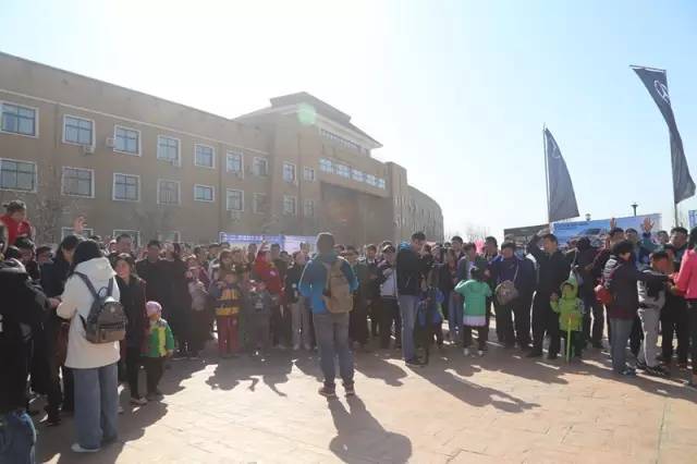 主持人胖達(dá)帶領(lǐng)魚(yú)油們進(jìn)行抽獎(jiǎng)環(huán)節(jié)，禮物大大滴呦！