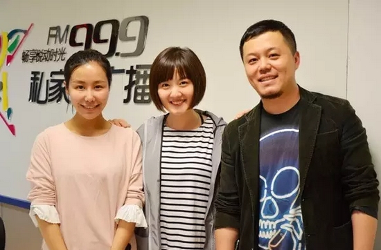 跟兩位女神在一起，莫非你知道你此刻有多招小編嫉恨？