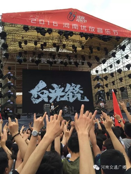 這么多朋友！默契的舉著一個(gè)手勢(shì)！