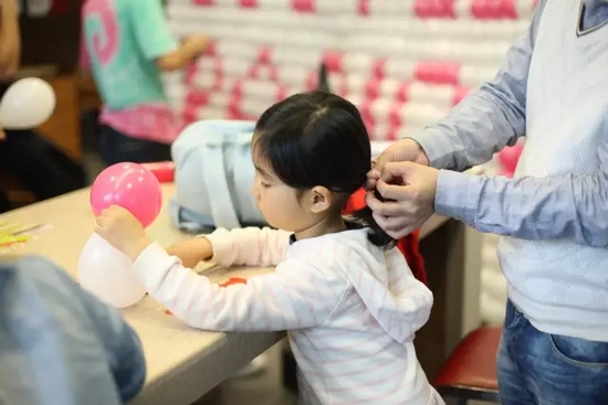 我能第一時(shí)間找到為我編辮子的爸爸，因?yàn)樗氖质悄菢拥臏厝岫辛α? complete=