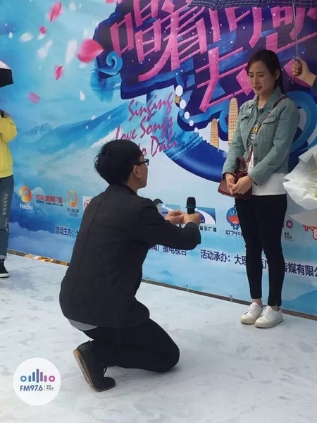 蘇世龍手捧戒指，單膝跪地向夢夢求婚，夢夢激動的說不出話來，點頭答應~