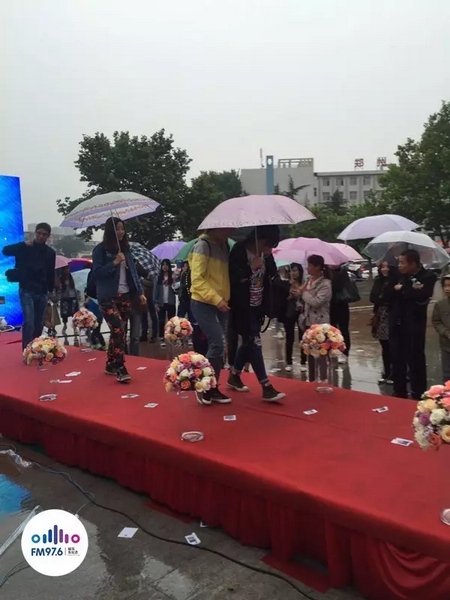 　　好友從屏幕后面走出來，他們特意從陜西、平頂山趕來為兩人送出祝福。