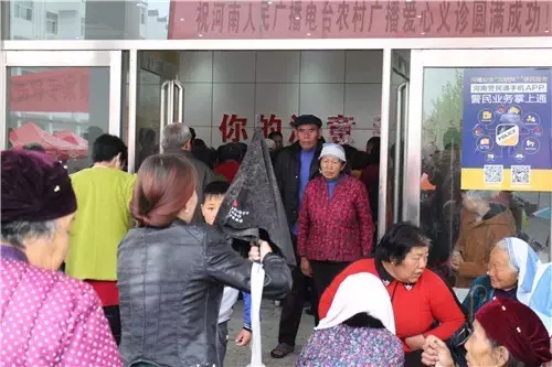 現(xiàn)場真是的人山人海，只能用太火爆三個字形容了！