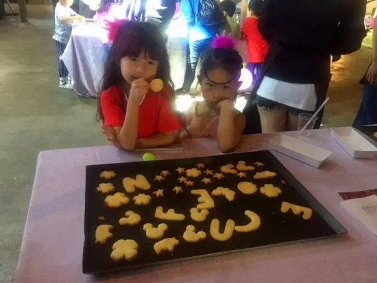 烤制好的餅干，發(fā)揮想象力，畫上美麗的圖案