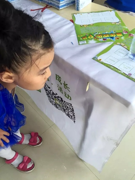 一只蝴蝶飛到小蝸牛的旗子上，小朋友看得入神啦~