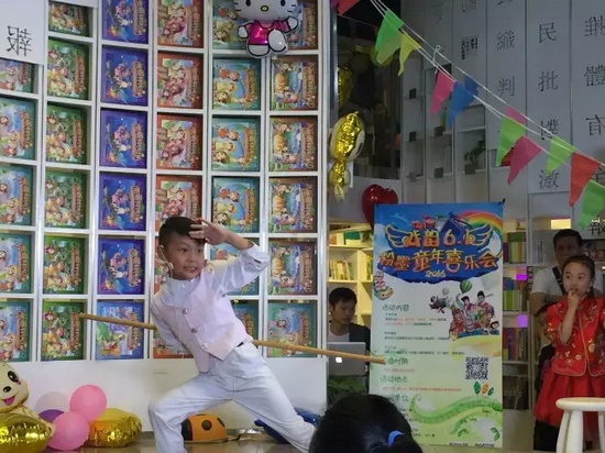 “梨園春”明星小擂主李宗書演唱豫劇《朝陽(yáng)溝》選段，還表演了自己的拿手好戲——猴戲