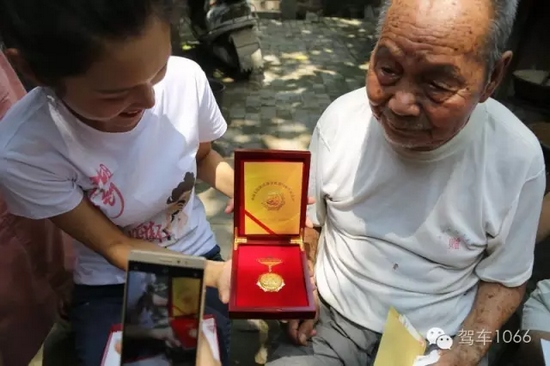 老兵聽不到我們在說什么，今年98了。