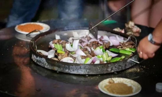 所有菜肉都取自農(nóng)場純天然的食材，吃的又美味又放心！